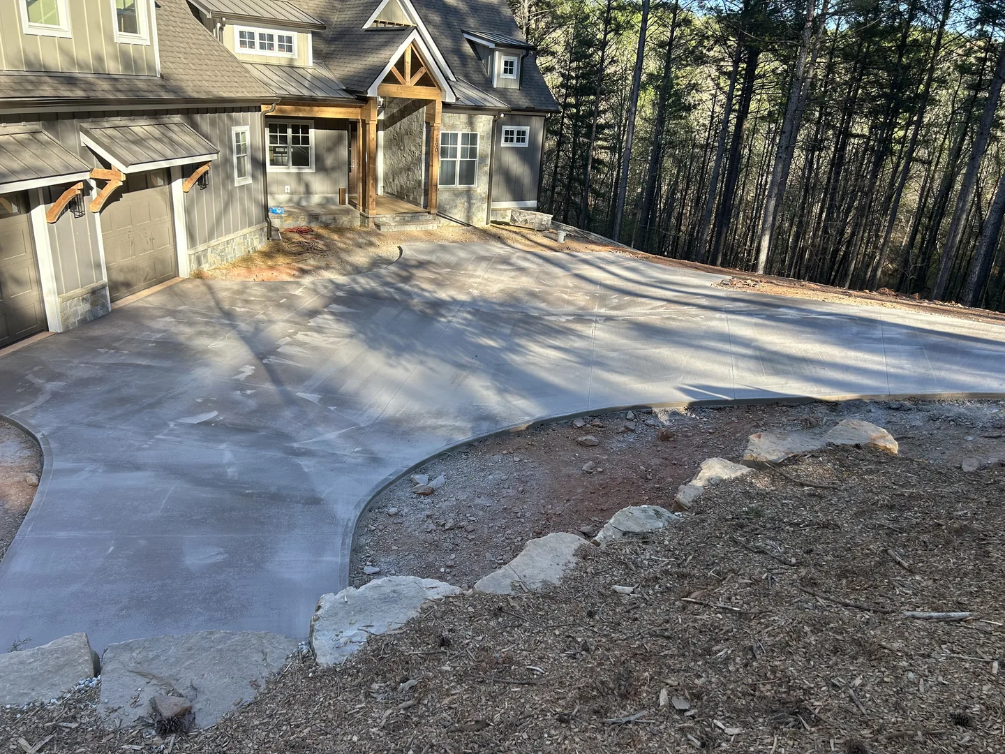 Curved concrete driveway from the EBC project portfolio